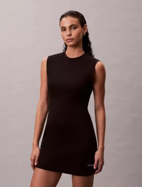 Mini-vestido sem mangas de tecido liso