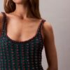 Mini-vestido sem mangas em croché com contas
