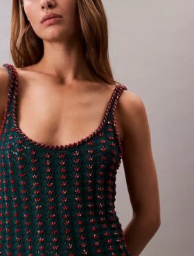 Mini-vestido sem mangas em croché com contas