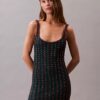 Mini-vestido sem mangas em croché com contas