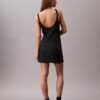 Mini-vestido sem mangas em croché com contas