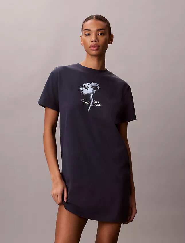 Mini-vestido tipo t-shirt com padrão floral Mini-vestido tipo t-shirt com padrão floral