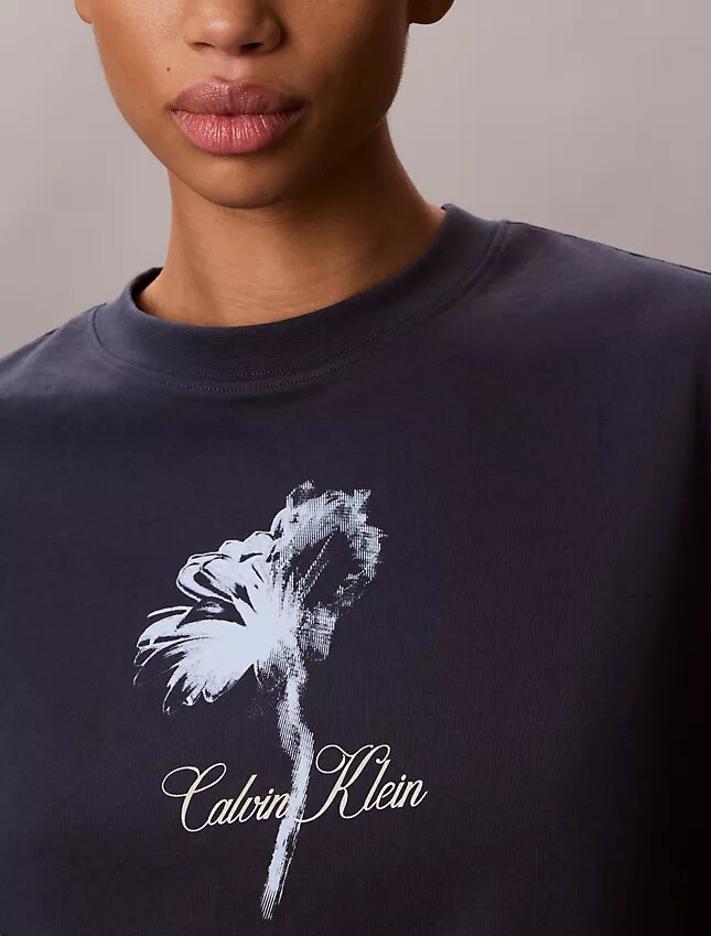 Mini-vestido tipo t-shirt com padrão floral Mini-vestido tipo t-shirt com padrão floral