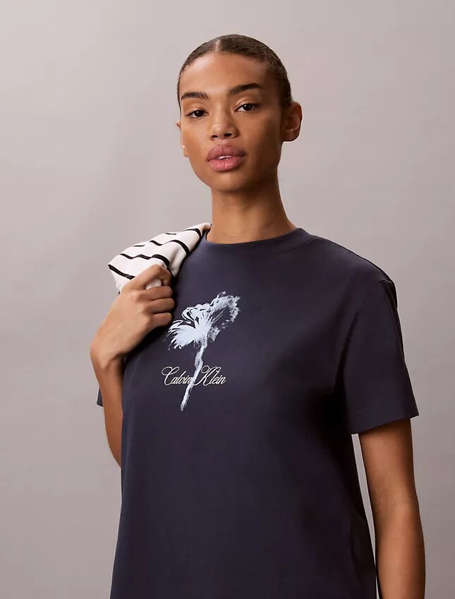 Mini-vestido tipo t-shirt com padrão floral Mini-vestido tipo t-shirt com padrão floral