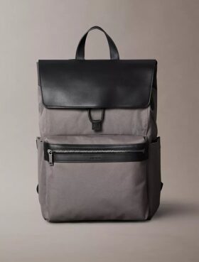 Mochila com aba estruturada