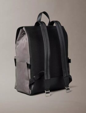 Mochila com aba estruturada