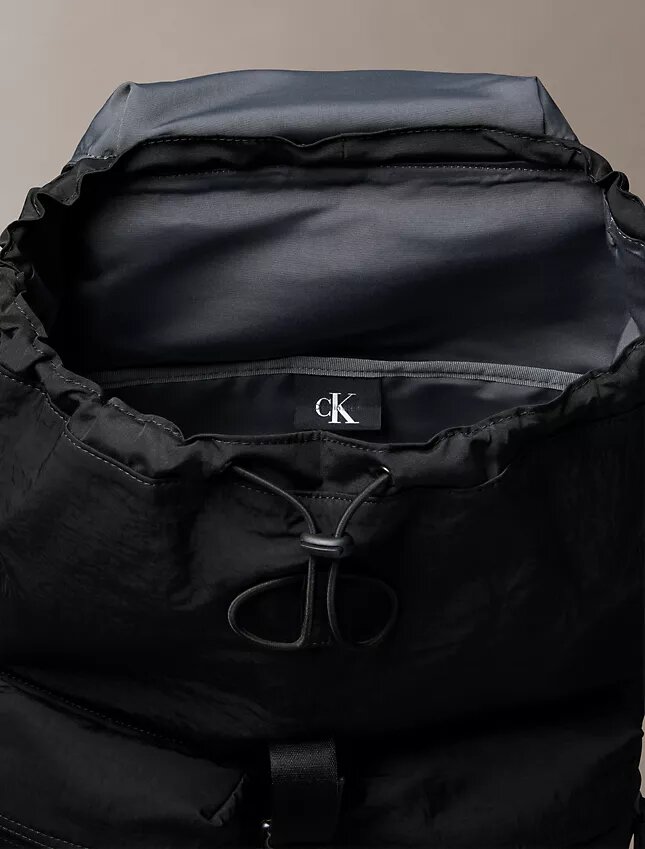 Mochila com aba superior em nylon Mochila com aba superior em nylon