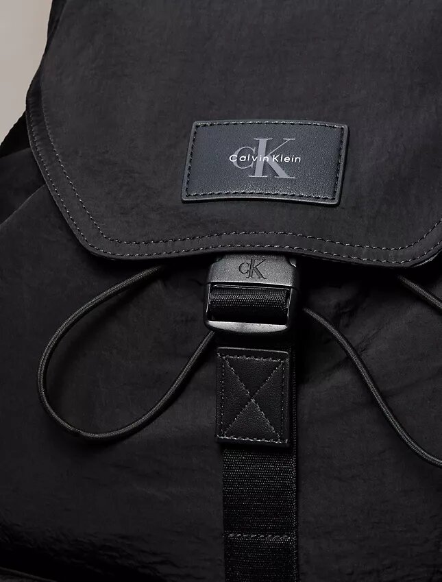 Mochila com aba superior em nylon Mochila com aba superior em nylon