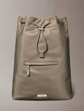 Mochila com cordão em nylon mate