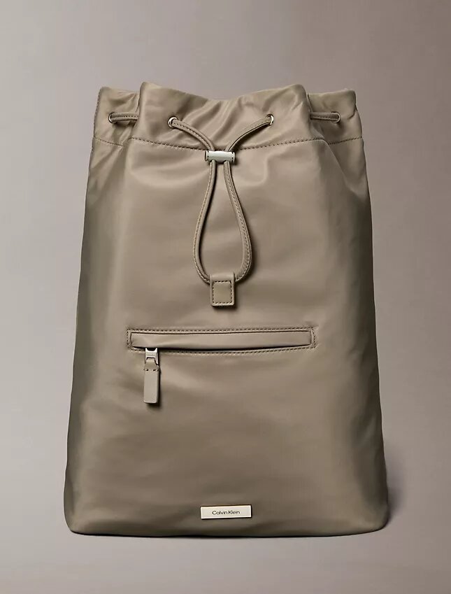 Mochila com cordão em nylon mate Mochila com cordão em nylon mate