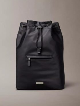Mochila com cordão em nylon mate