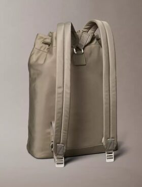 Mochila com cordão em nylon mate