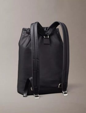 Mochila com cordão em nylon mate