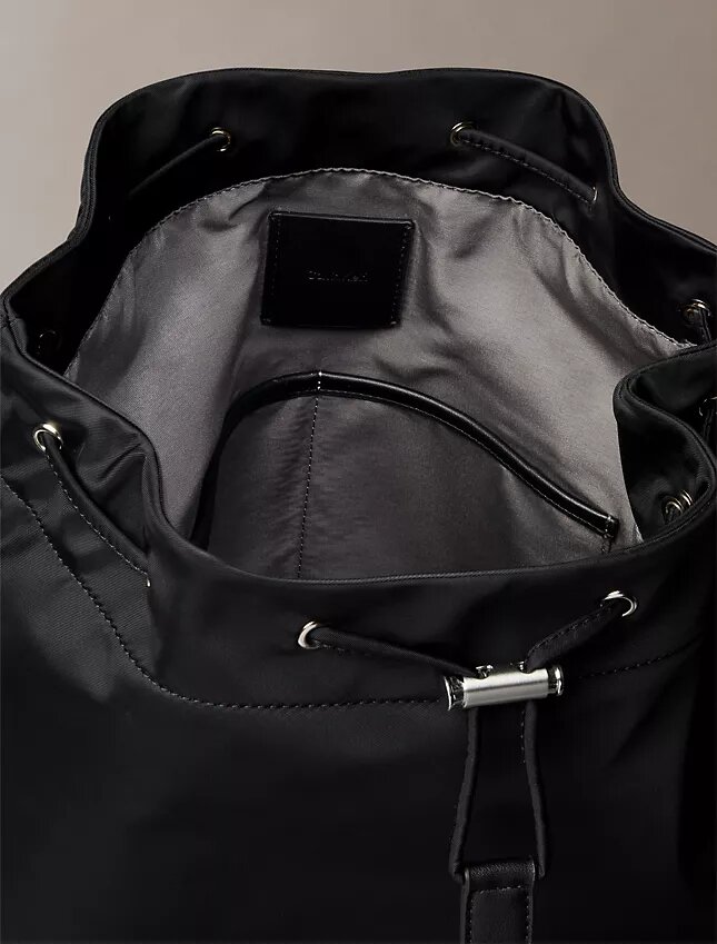 Mochila com cordão em nylon mate Mochila com cordão em nylon mate