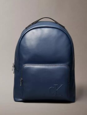 Mochila com Monogram em relevo
