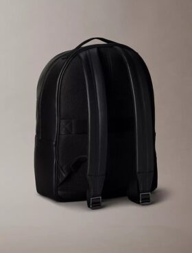 Mochila com Monogram em relevo