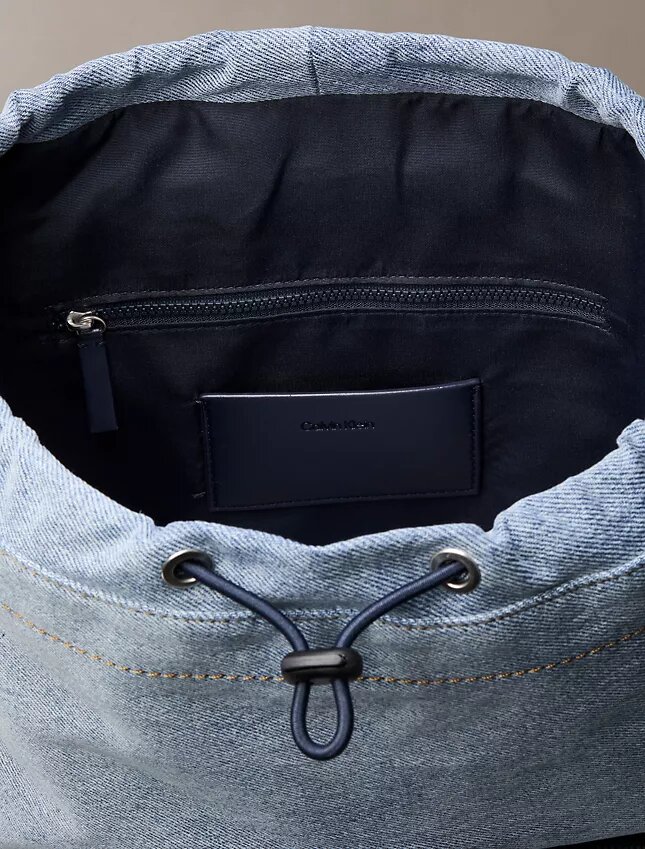 Mochila mini com aba em Denim e logótipo Mochila mini com aba em Denim e logótipo