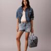 Mochila mini com aba em Denim e logótipo Mochila mini com aba em Denim e logótipo