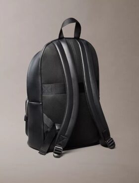 Mochila redonda com logótipo em relevo