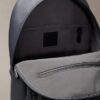 Mochila redonda com logótipo em relevo Mochila redonda com logótipo em relevo