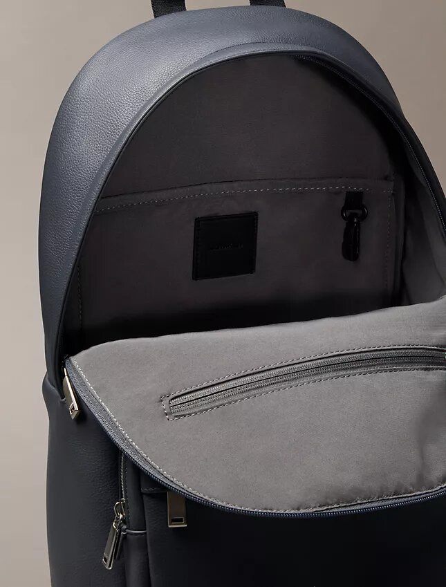 Mochila redonda com logótipo em relevo Mochila redonda com logótipo em relevo