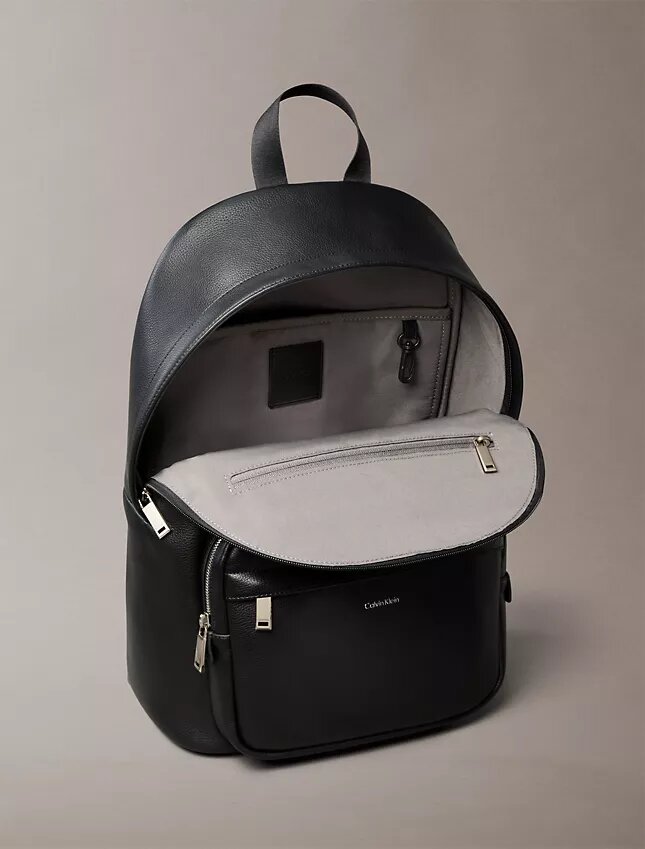 Mochila redonda com logótipo em relevo Mochila redonda com logótipo em relevo