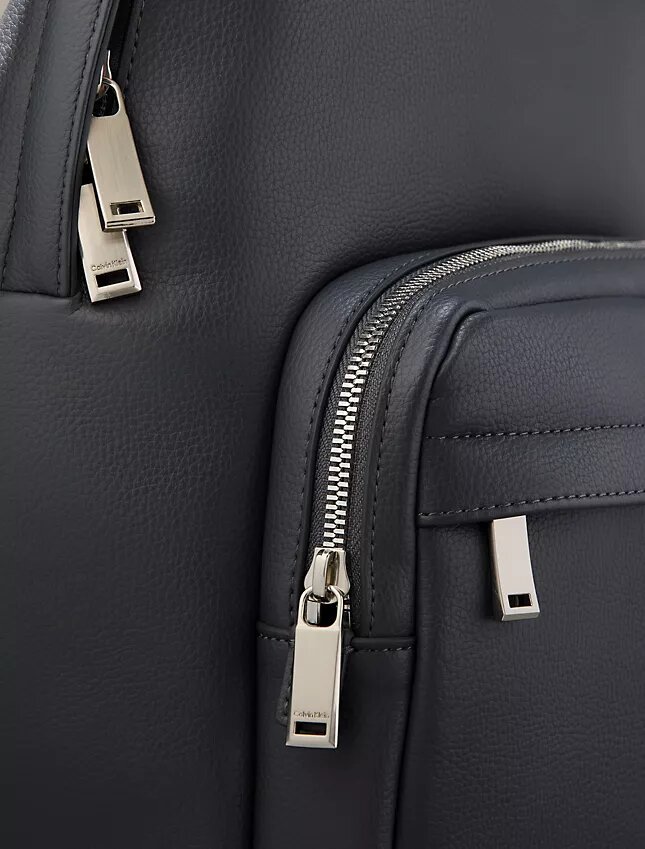 Mochila redonda com logótipo em relevo Mochila redonda com logótipo em relevo