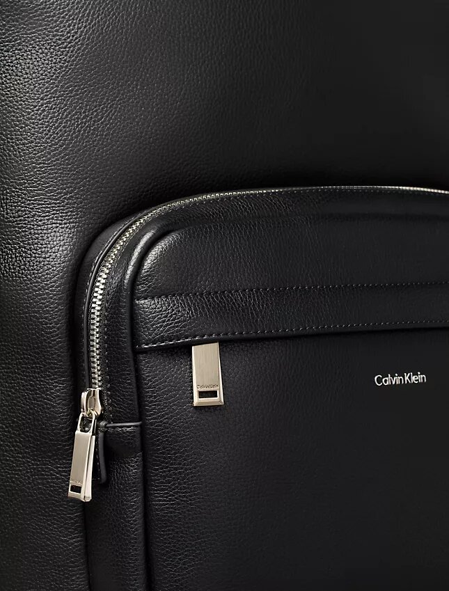 Mochila redonda com logótipo em relevo Mochila redonda com logótipo em relevo