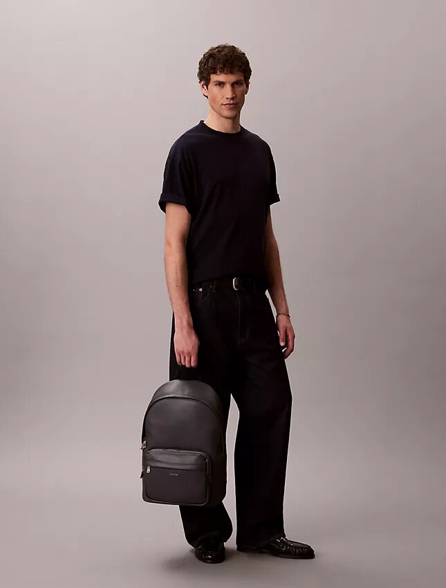 Mochila redonda com logótipo em relevo Mochila redonda com logótipo em relevo