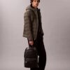 Mochila redonda com logótipo em relevo Mochila redonda com logótipo em relevo