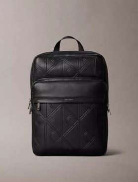 Mochila redonda com logótipo em relevo por toda a superfície