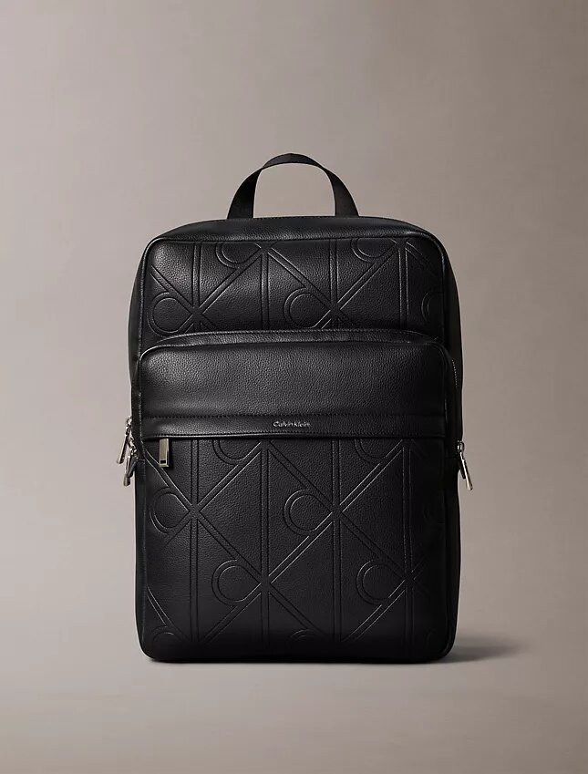 Mochila redonda com logótipo em relevo por toda a superfície Mochila redonda com logótipo em relevo por toda a superfície