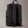 Mochila redonda com logótipo em relevo por toda a superfície Mochila redonda com logótipo em relevo por toda a superfície