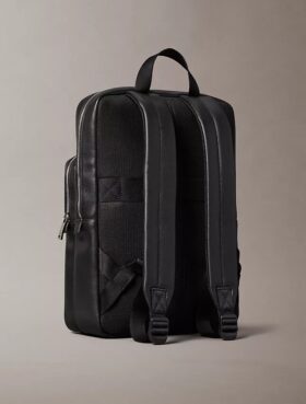 Mochila redonda com logótipo em relevo por toda a superfície
