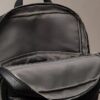 Mochila redonda com logótipo em relevo por toda a superfície Mochila redonda com logótipo em relevo por toda a superfície