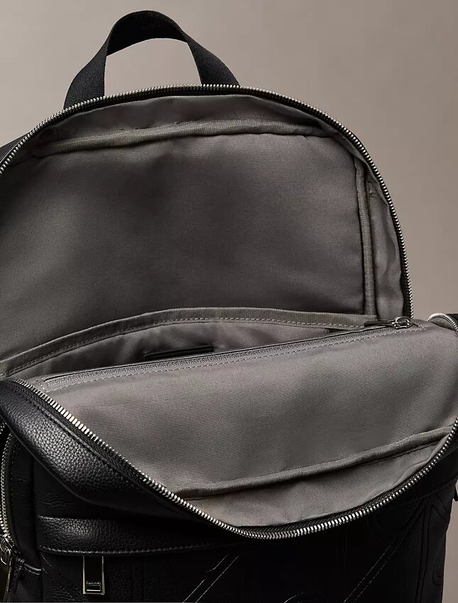 Mochila redonda com logótipo em relevo por toda a superfície Mochila redonda com logótipo em relevo por toda a superfície