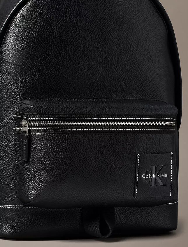 Mochila redonda Pebble em relevo Mochila redonda Pebble em relevo