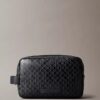 Necessaire com fecho e logótipo em toda a superfície Necessaire com fecho e logótipo em toda a superfície