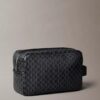 Necessaire com fecho e logótipo em toda a superfície Necessaire com fecho e logótipo em toda a superfície