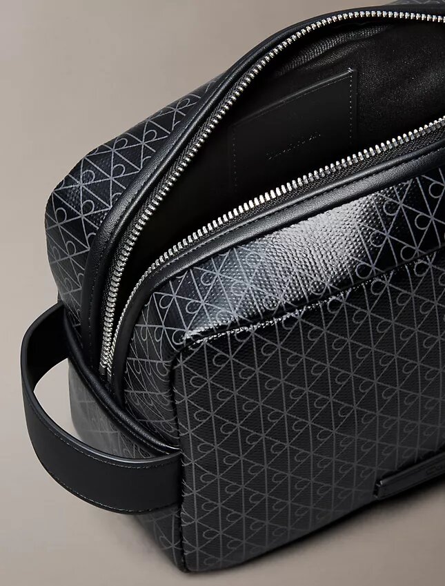 Necessaire com fecho e logótipo em toda a superfície Necessaire com fecho e logótipo em toda a superfície