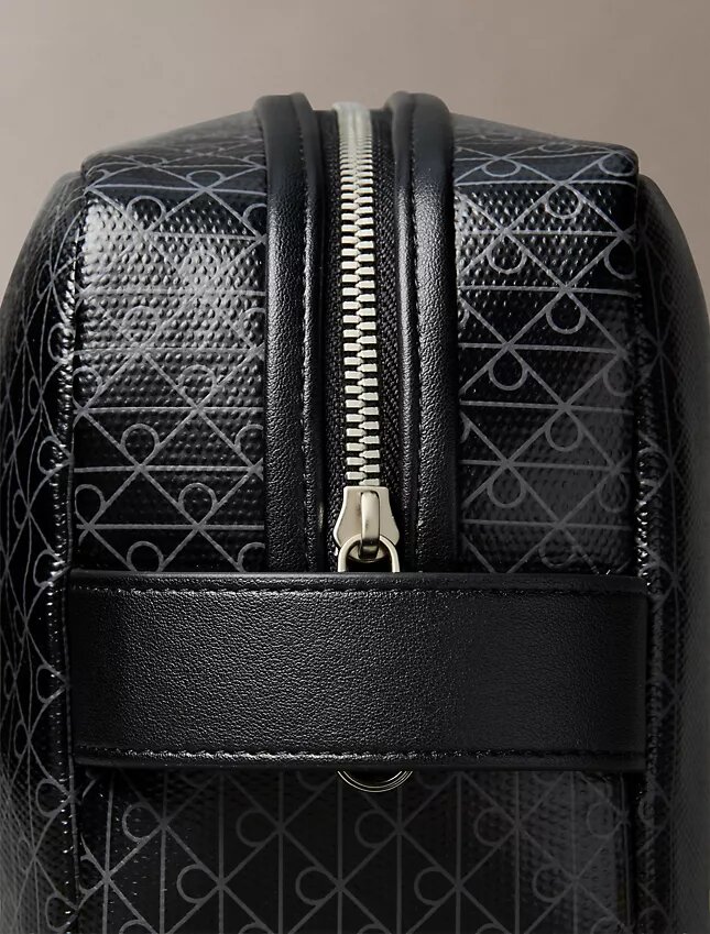 Necessaire com fecho e logótipo em toda a superfície Necessaire com fecho e logótipo em toda a superfície