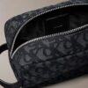 Necessaire com monograma em toda a superfície Necessaire com monograma em toda a superfície