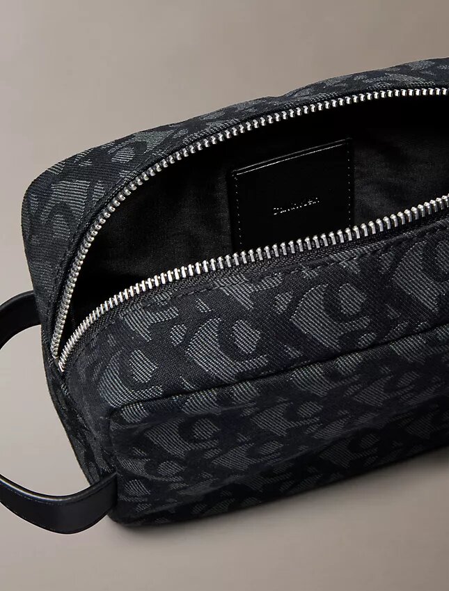 Necessaire com monograma em toda a superfície Necessaire com monograma em toda a superfície