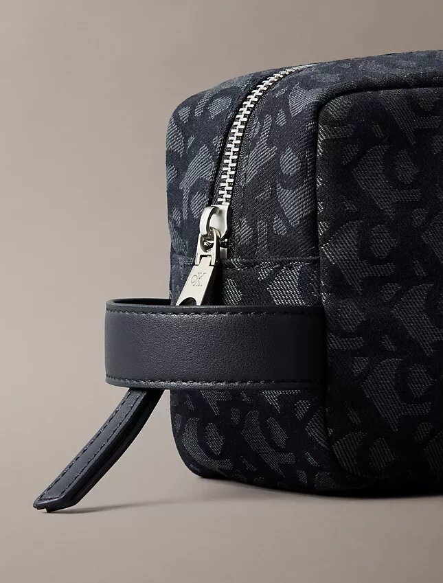 Necessaire com monograma em toda a superfície Necessaire com monograma em toda a superfície