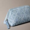 Necessaire Denim com logótipo em todo o tecido Necessaire Denim com logótipo em todo o tecido