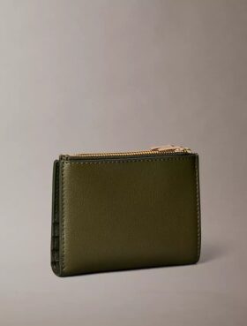 Porta-cartões com fecho duplo e logótipo em folha metálica
