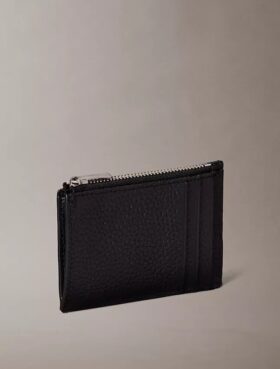 Porta-cartões com fecho e logótipo gravado em folha metálica