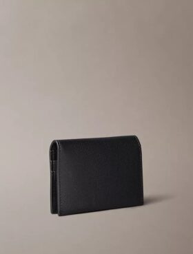 Porta-cartões minimalista com aba Monogram