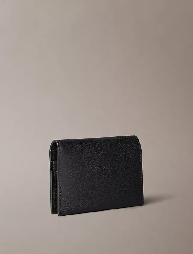 Porta-cartões minimalista com aba Monogram Porta-cartões minimalista com aba Monogram