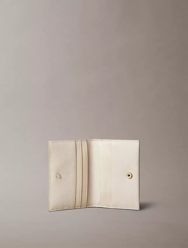 Porta-cartões minimalista com aba Monogram Porta-cartões minimalista com aba Monogram